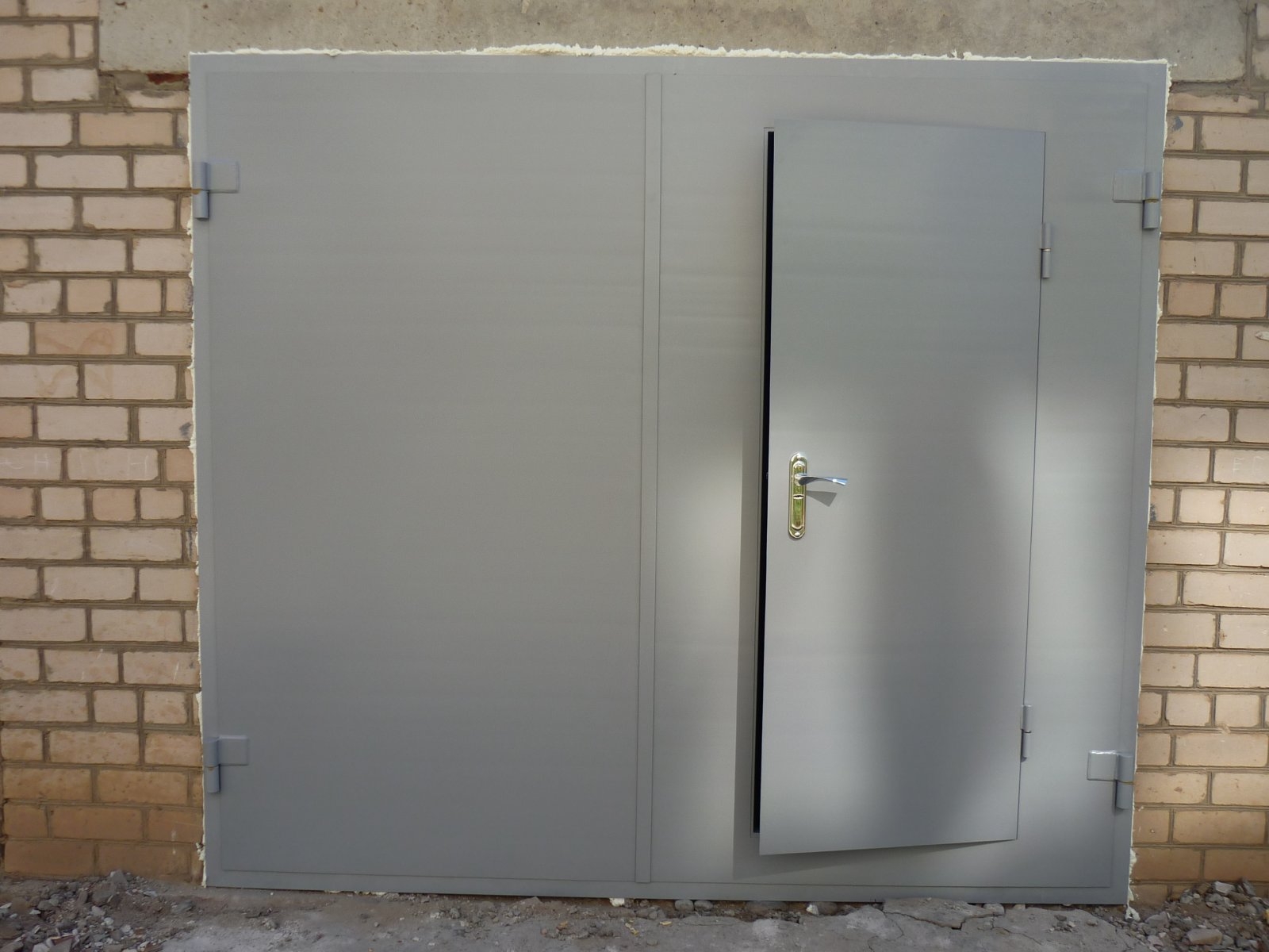 Сварные металлические гаражные ворота со встроенной калиткой фото
